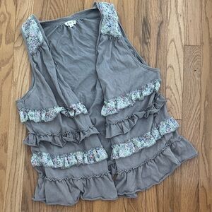 POL Gray Floral Ruffle Sleeveless Blouse
